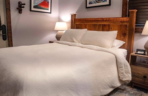 Bronson Resort | Deluxe King One-Bedroom Cottage (Mobility Accessible)