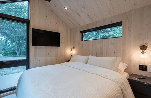 Bronson Resort | Deluxe One-Bedroom Resort Cabin