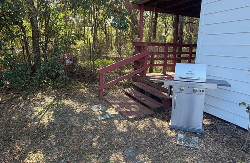 Dunnellon Cottage | Divine Springs retreatwith WiFi, AC,horses welcome, gym, hot tub, & pool.