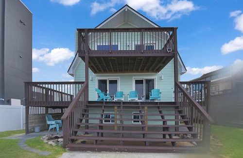 Painters Hill House | Dog-friendly beachfront home with beach access, deck, fireplace, W/D, AC