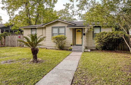 Lakeshore South House | Dog-friendly home with large enclosed yard, central AC, WiFi - snowbirds welcome
