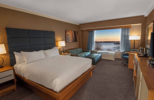 Downtown Niagara Falls Hotel | DoubleTree by Hilton Hotel Niagara Falls New York