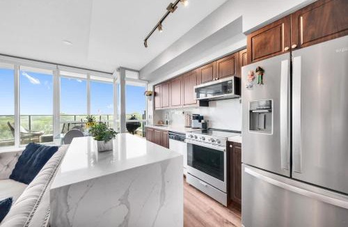 Fort York Apartment | Downtown 2BR plus Den Condo with Lake Views and Parking