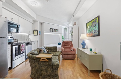 Fort York Apartment | Downtown Bachelor Steps to Transit, Dining & Nightlife