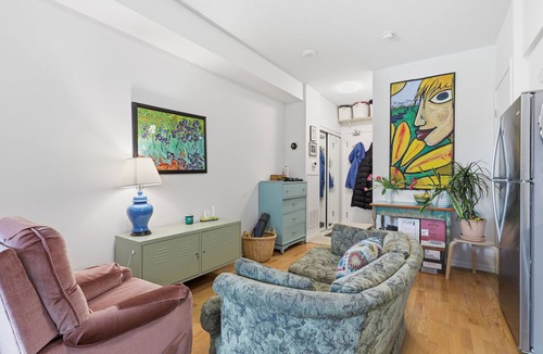 Fort York Apartment | Downtown Bachelor Steps to Transit, Dining & Nightlife