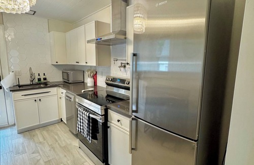 Enderly Park House | Downtown, Bank of America, Spectrum Arena, Bojangles, Charlotte Convention Center all within 6-10 minutes