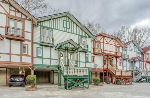 Helen House | Downtown Helen Riverfront Escape with Hot Tub. Top pick cabin amongst guests 🏆