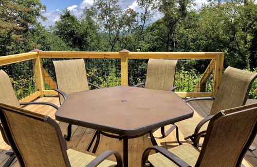 Waynesville House | ★ Downtown Rustic Mid-Century Cottage w/views ★