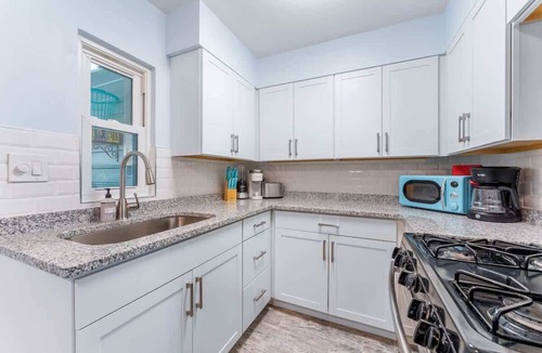 Laurel Park Apartment | Downtown SRQ *Laurel Park * 2 bedrooms * 75” TV