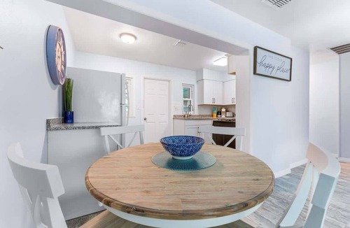 Laurel Park Apartment | Downtown SRQ *Laurel Park * 2 bedrooms * 75” TV