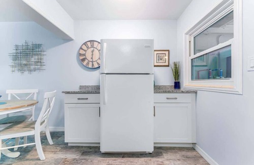 Laurel Park Apartment | Downtown SRQ *Laurel Park * 2 bedrooms * 75” TV