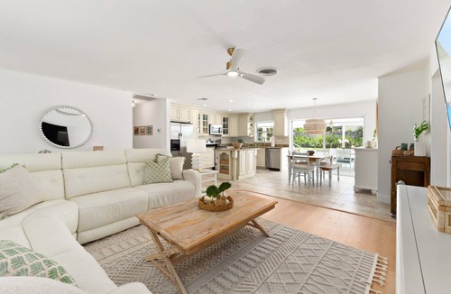 Stuart House | 🌴 Downtown Stuart’s Blue Palm Villa🌴 -3 🛌/2🛀 Pool Home w/putting green⛳️