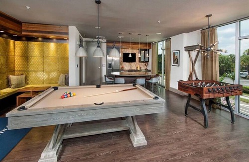 North Hyde Park Apartment | Downtown top floor suite | Pool, Gym, Free Parking