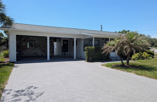 Winter Garden House | Downtown Winter Garden bungalow with private putting green and fire pit