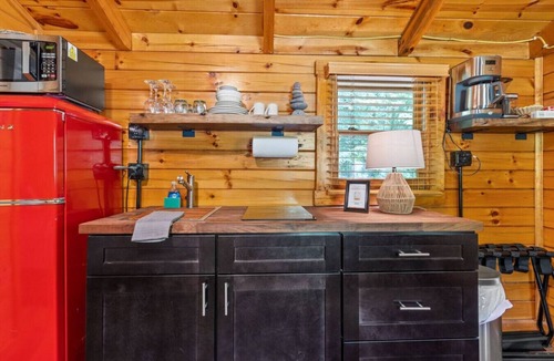 Rogers Cabin | Dreamcatcher- Firepit, WiFi, Private Hiking, 4 mins to Natural Bridge