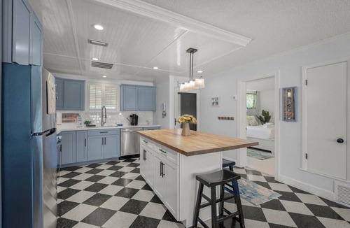 Saint Armands Key Condo | Eclectic Cottage Condo Steps to Lido Beach & St. Armand's, Heated Pool, Spa, & Parking Included!