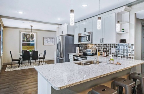 Murray Hill House | Eclectic Home - sleeps 8 with Gameroom