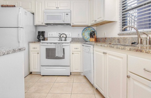 Belleair Beach Condo | Elegant 1st floor condo w private patio AC on site outdoor pool and gas grills