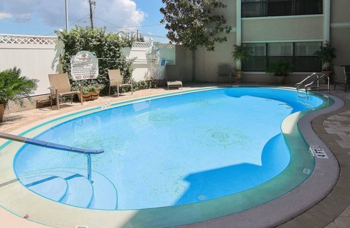 Belleair Beach Condo | Elegant 1st floor condo w private patio AC on site outdoor pool and gas grills