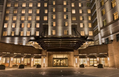 Berkeley Heights Hotel | Elegant Comforts in Berkeley Heights! Free Breakfast, Indoor Pool, Pets Allowed!