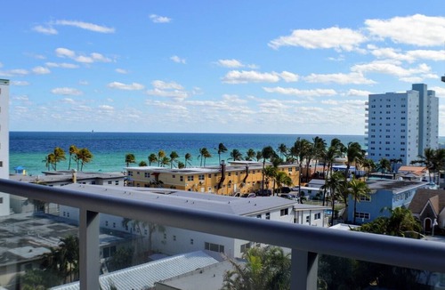 Hollywood Condo | Elegant Condo w/Den and Partial Ocean View-CS20