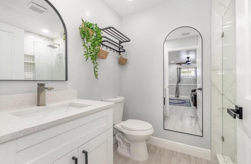 Tropic Apartment | Elegant Retreat Near Downtown and Beach