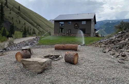 Cobalt Cabin | Elegant Rustic Cabin, Ski, Salmon River Dark Sky Sleeps 11 Huckleberry picking