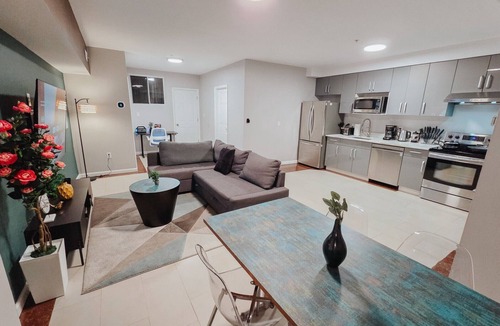 Chinatown Apartment | Element/King Bed/Elevator/Adjustable Desk