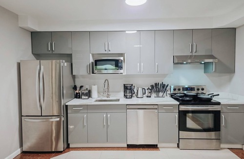 Chinatown Apartment | Element/King Bed/Elevator/Adjustable Desk