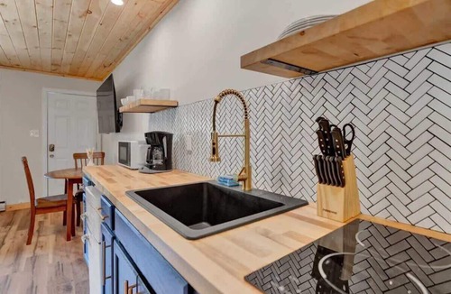 Canadensis Hotel | Elements Pocono Modern | Firepits | Pet-Friendly