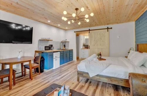 Canadensis Hotel | Elements Pocono Modern | Firepits | Pet-Friendly