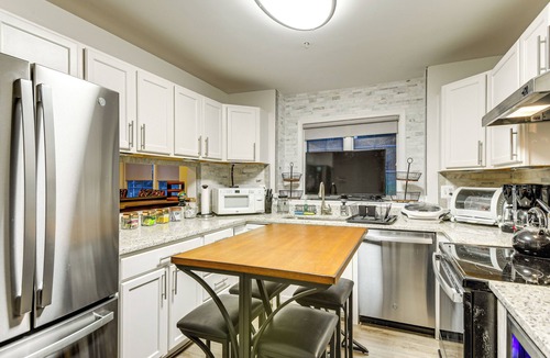 Fairland Condo | Elevator In-Unit: 3-Story Condo Only 14 Mi to DC!