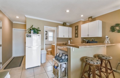 Bay Esplanade Apartment | Enchanted Inn; 7 Private King Suites Sleeps 16! Waterfront, Pool, Fishing Dock, Boat Docks & Tiki Bar!