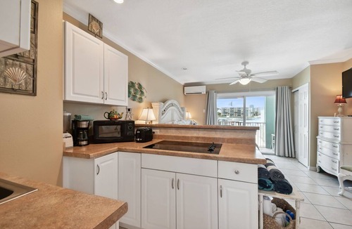 Bay Esplanade Apartment | Enchanted Inn; 7 Private King Suites Sleeps 16! Waterfront, Pool, Fishing Dock, Boat Docks & Tiki Bar!