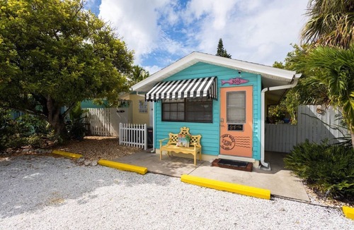 Ilexhurst Cottage | END OF SUMMER RATES! Cozy cottage central location-Private patio-3 min to beach!