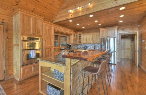 Mineral Bluff Cabin | Endless Views | Hot Tub | Movie Theater | Firepit