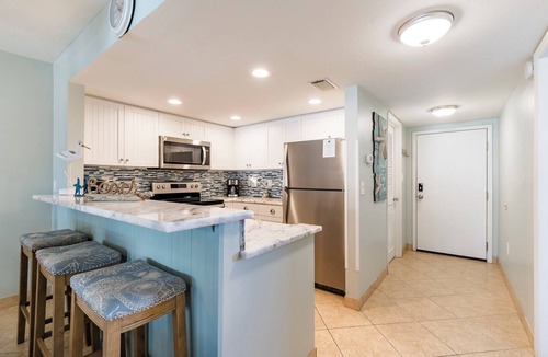 Siesta Key Condo | Enjoy coastal living in this spacious 2/2 Bayside condo in Sarasota.