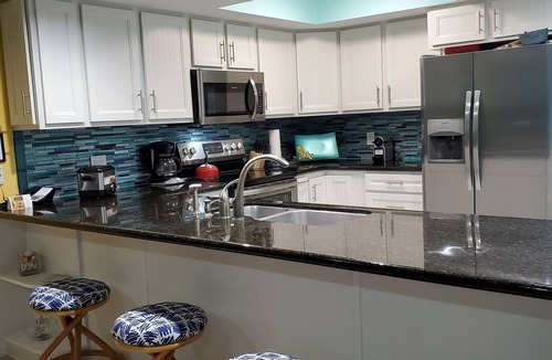 North Redington Beach Condo | Enjoy the white sands of the Gulf of Mexico in luxurious and spacious condo.