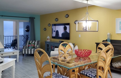 North Redington Beach Condo | Enjoy the white sands of the Gulf of Mexico in luxurious and spacious condo.