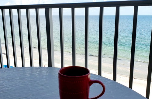 North Redington Beach Condo | Enjoy the white sands of the Gulf of Mexico in luxurious and spacious condo.