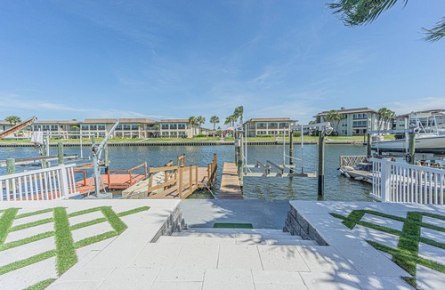 New Port Richey House | Enjoy this 2 Bedroom 2 Bath house on the canal with access to the Gulf!