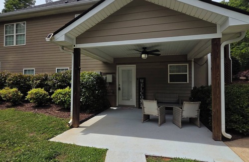 Clarkesville Apartment | Enjoyable 2-bedroom basement apartment with AC in charming Clarkesville