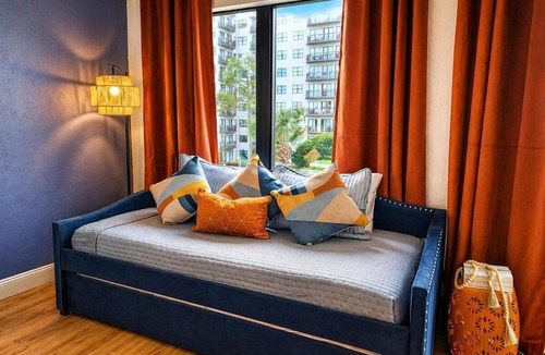 Florida Center Apartment | Epic Area Studio Lake View Pool Free Parking