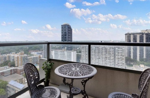 Sherwood Park Condo | Executive 2BR/2BA Midtown Toronto, Work-from-Home!