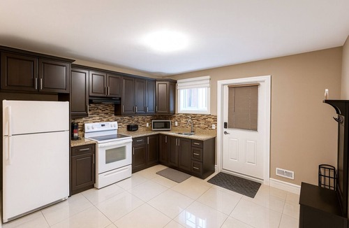 Windsor House | Executive 2BR Lower Suite · Private & Spacious/Near US Border