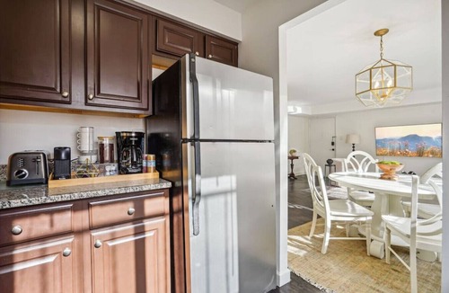 Aurora Highlands Apartment | Executive King Suite/5 min to DCA Pentagon HQ2/Free Parking