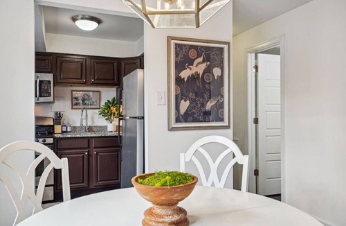Aurora Highlands Apartment | Executive King Suite/5 min to DCA Pentagon HQ2/Free Parking