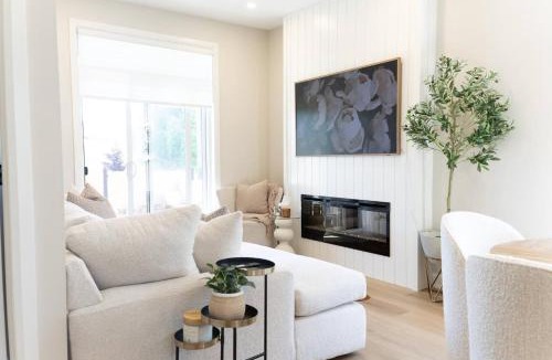 Mount Forest House | Executive Luxury Condo Corporate Stay Sleeps 4
