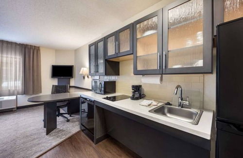 Baymeadows Hotel | Experience Jacksonville's Rich Culture & Nature in Style! Pets Allowed, Kitchen!