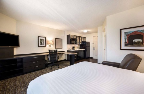 Baymeadows Hotel | Experience Jacksonville's Rich Culture & Nature in Style! Pets Allowed, Kitchen!